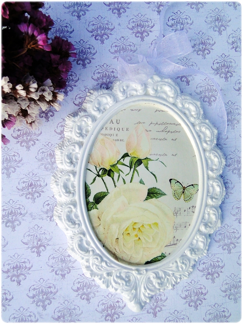 Gipsowa ramka z obrazkiem Białe róże 1
