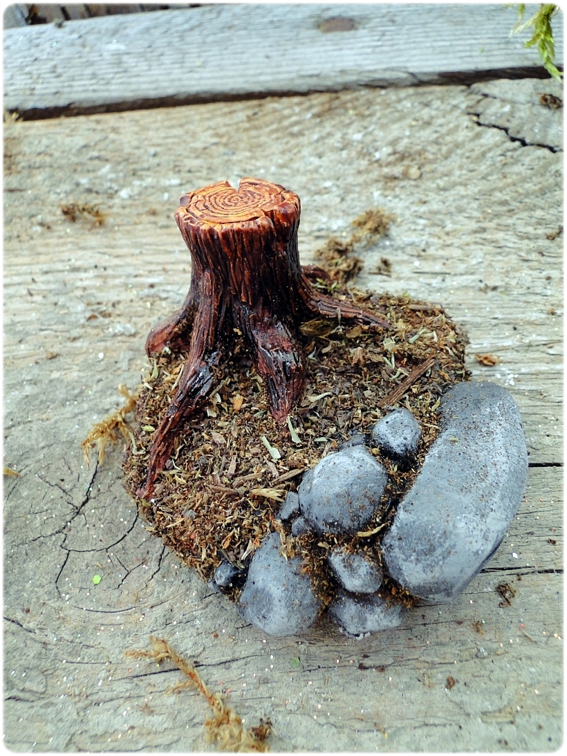 Figurka gipsowa Pień drzewa i skały kolor 2