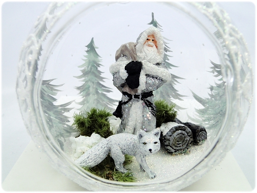 Bombka szklana z miniaturami Mikołaj i biały lis 1