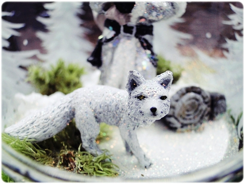 Bombka szklana z miniaturami Mikołaj i biały lis 4