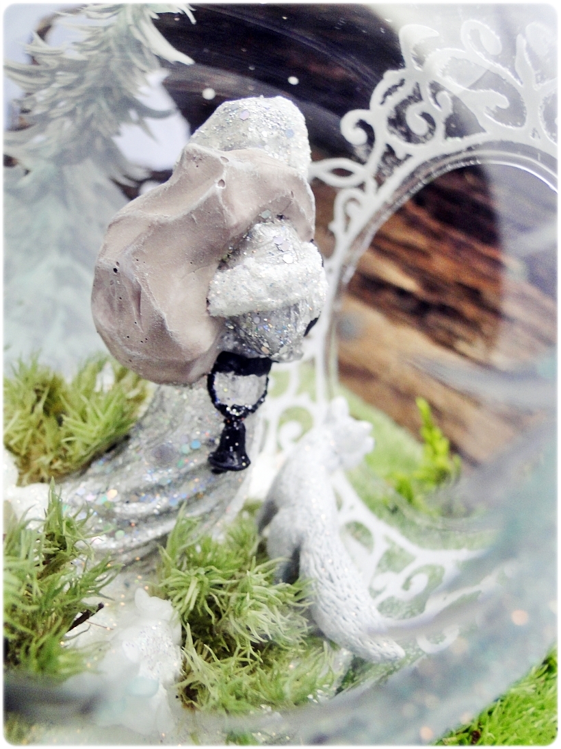 Bombka szklana z miniaturami Mikołaj i biały lis 6