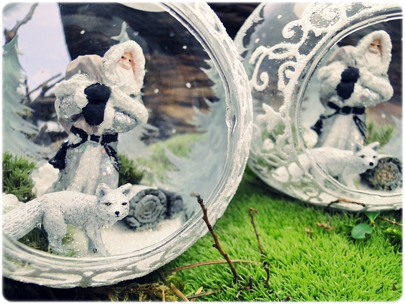 Bombka szklana z miniaturami Mikołaj i biały lis 7