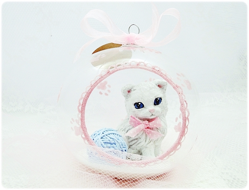 Bombka szklana z miniaturami Kocie łapki (różowa) 1