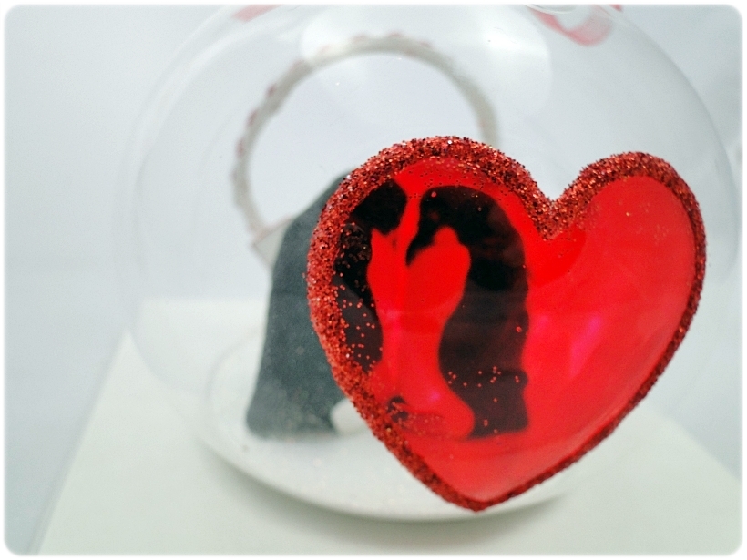 Bombka szklana z miniaturami Zakochane pingwiny 3